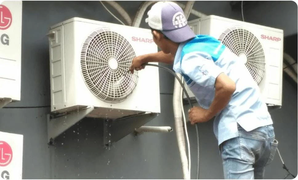 Service AC Berkala (Cuci AC & Perawatan Rutin)
